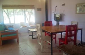 a living room with a dining room table and chairs at Sueño del Champaquí in Villa Las Rosas