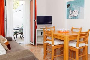TV a/nebo společenská místnost v ubytování Apartments Villa Adria Bol