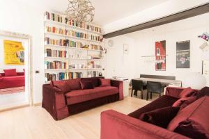 - un salon avec deux canapés rouges et une table dans l'établissement Ghetto Apartment for 4, à Venise