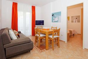 TV a/nebo společenská místnost v ubytování Apartments Villa Adria Bol
