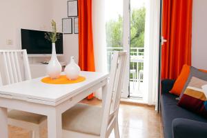 TV a/nebo společenská místnost v ubytování Apartments Villa Adria Bol