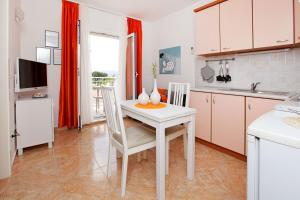 Kuchyň nebo kuchyňský kout v ubytování Apartments Villa Adria Bol