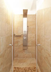 W łazience znajduje się prysznic ze szklanymi drzwiami. w obiekcie Feriendomizil Erzgebirge w mieście Marienberg