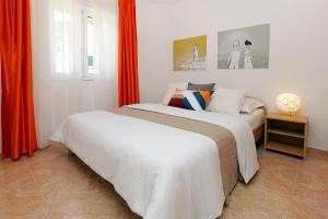 En eller flere senge i et værelse på Apartments Villa Adria Bol