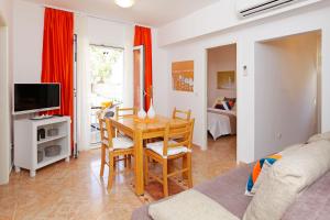 TV a/nebo společenská místnost v ubytování Apartments Villa Adria Bol