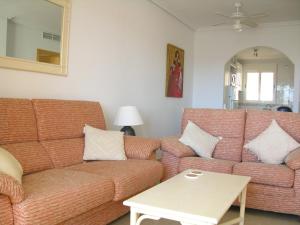 salon z kanapą i stołem w obiekcie Ribera Beach 3 - 1208 w mieście Mar de Cristal +37 zdjęć