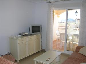 Telewizja i/lub zestaw kina domowego w obiekcie Ribera Beach 3 - 1208