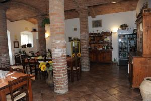 restauracja z ceglanym filarem w pokoju w obiekcie Agriturismo "La Fraschetta" w mieście Bolsena
