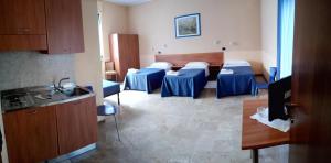 a hospital room with four beds and a kitchen at Hotel Residence Degra in Salassa