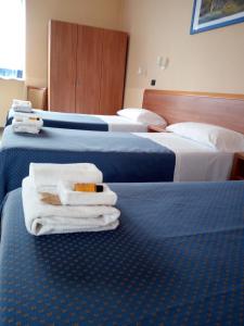 a hotel room with two beds with towels on them at Hotel Residence Degra in Salassa