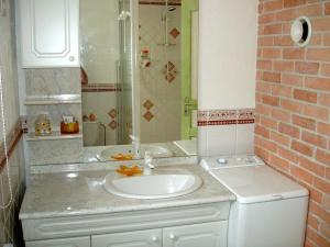ein Badezimmer mit einem weißen Waschbecken und einer Dusche in der Unterkunft Gite en Alsace in Mutzig