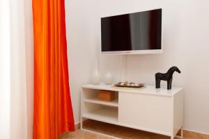 TV a/nebo společenská místnost v ubytování Apartments Villa Adria Bol