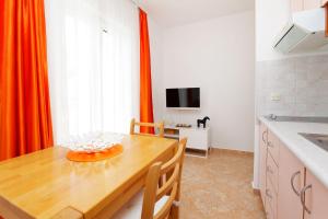 TV a/nebo společenská místnost v ubytování Apartments Villa Adria Bol