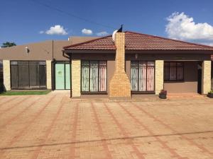 Φωτογραφία από το άλμπουμ του Overflow Guest House σε Γκαμπορόνε