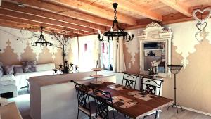 ein Esszimmer mit einem Holztisch und Stühlen in der Unterkunft Gästehaus Liebler in Rothenburg ob der Tauber