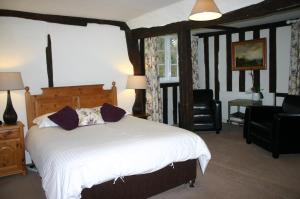 A bed or beds in a room at Stoke by Nayland B&B Poplars Farmhouse