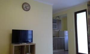 ブルガスにあるApartment Natalia 2のリビングルーム(テレビ付)、壁掛け時計