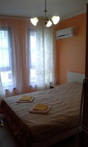 ブルガスにあるApartment Natalia 2のベッドルーム1室(ベッド1台、タオル2枚付)