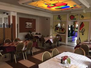 a dining room with tables and chairs and a ceiling at Motel u Olka Boczów in Boczów