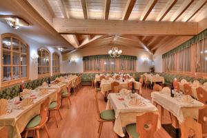 Un restaurante o sitio para comer en Hotel Negritella