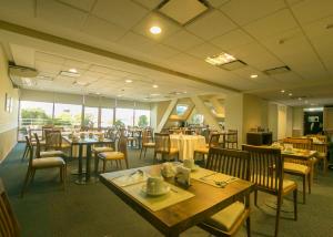 A restaurant or other place to eat at Hotel Tower Inn & Suites