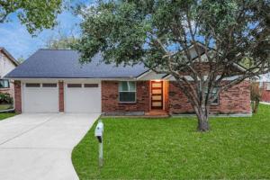 Pool Getaway Near NASA Sleeps 13 King Bed, Friendswood (updated prices ...
