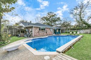 Pool Getaway Near NASA Sleeps 13 King Bed, Friendswood (updated prices ...