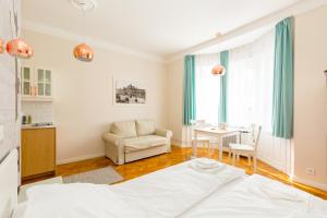 ブダペストにあるOtto Studiosのベッドルーム1室(ベッド1台、テーブル、椅子付)