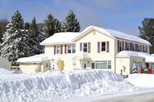 una casa está cubierta de nieve en Mountain Treasure Bed and Breakfast, en Maplecrest