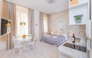 En eller flere senge i et værelse på Lausion Apartments