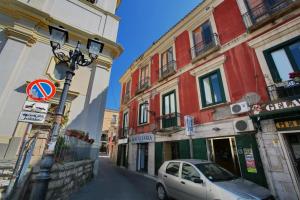 un coche aparcado en una calle al lado de los edificios en BQ Central Apartments, en Crotone