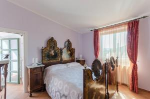Un dormitorio con una cama grande y una ventana en Borgo Dragani, en Ortona