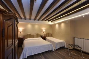 A bed or beds in a room at Hotel Villa Rosa