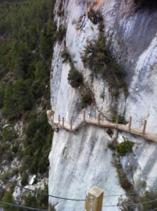 a bridge on the side of a mountain at Casa vitorianet in Alcampel