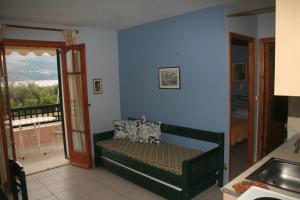 d'un salon avec un canapé et un balcon. dans l'établissement Panorama, à Lixouri