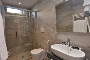 A bathroom at Hotel Villa Rosa