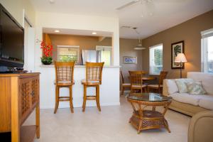 un soggiorno con divano e tavolo di Royal Flamingo Villas a Hillsboro Beach