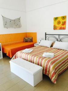 ein Hotelzimmer mit einem Bett und einem Sofa in der Unterkunft Ventotene La casa in Piazza in Ventotene