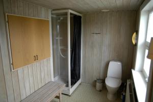 
A bathroom at Nr. Nebel Overnatning Hostel

