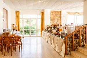 eine Küche mit einer Theke, einem Tisch und Stühlen in der Unterkunft Chryssi Akti Hotel in Argassi