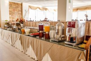 ein langes Buffet mit Kaffeemaschine drauf in der Unterkunft Chryssi Akti Hotel in Argassi