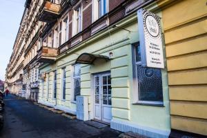 budynek z znakiem na boku ulicy w obiekcie FlyFly Hostel , darmowy parking , rezerwuj przez urządzenia mobilne -10 procent we Wrocławiu