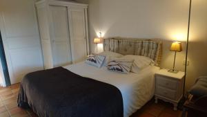 Letto o letti in una camera di Hotel La Bastie d'Urfé