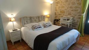 una camera da letto con un letto con due cuscini sopra di Hotel La Bastie d'Urfé a Naussac