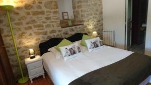Letto o letti in una camera di Hotel La Bastie d'Urfé