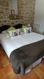 Letto o letti in una camera di Hotel La Bastie d'Urfé