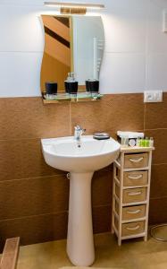 bagno con lavandino bianco e specchio di Betlemi Old Town Hotel a Tbilisi City