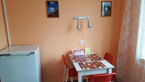 un tavolo con alcuni cupcake in una stanza di Apartment GrInn 45 on Kommunalnaya a Pskov