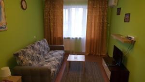 un soggiorno con divano e tavolo di Apartment GrInn 45 on Kommunalnaya a Pskov