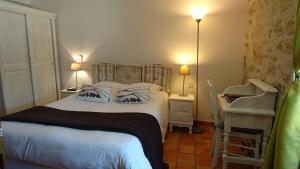 Letto o letti in una camera di Hotel La Bastie d'Urfé